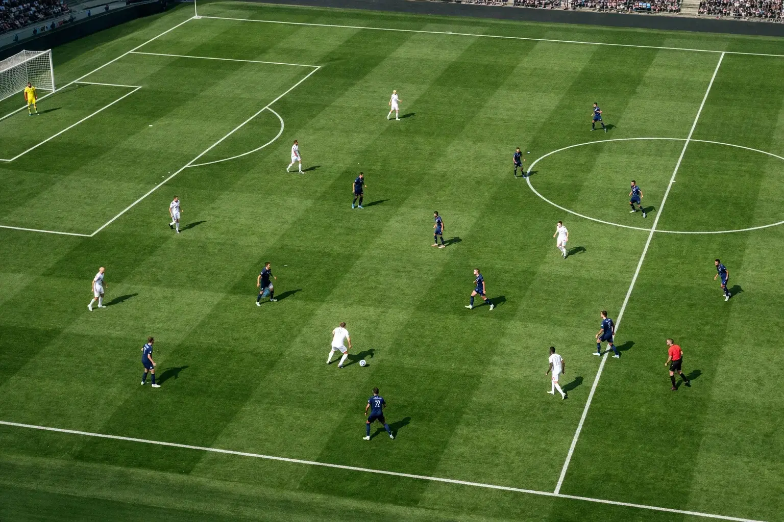 Séquence de passes entre joueurs de football construisant une action offensive